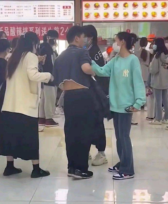 郑州经贸学院食堂里男生偷拍女生裙底被抓网友直接毕业了