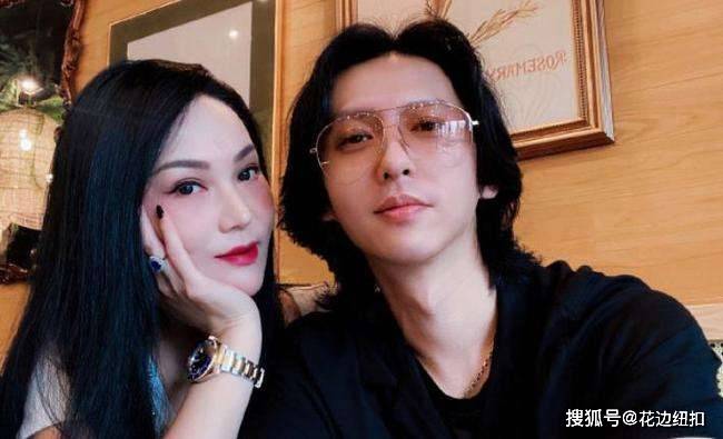 白举纲之前为了保护妻子,让她自由地活在了银屏之下,当他们的爱情被