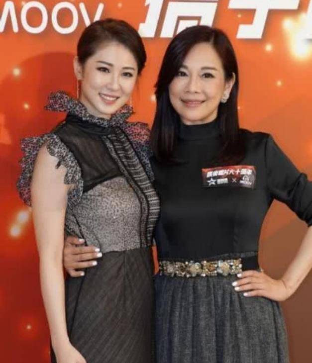 原创48岁陈松伶近照一身黑装身材依旧时尚表情僵硬却像换了张脸