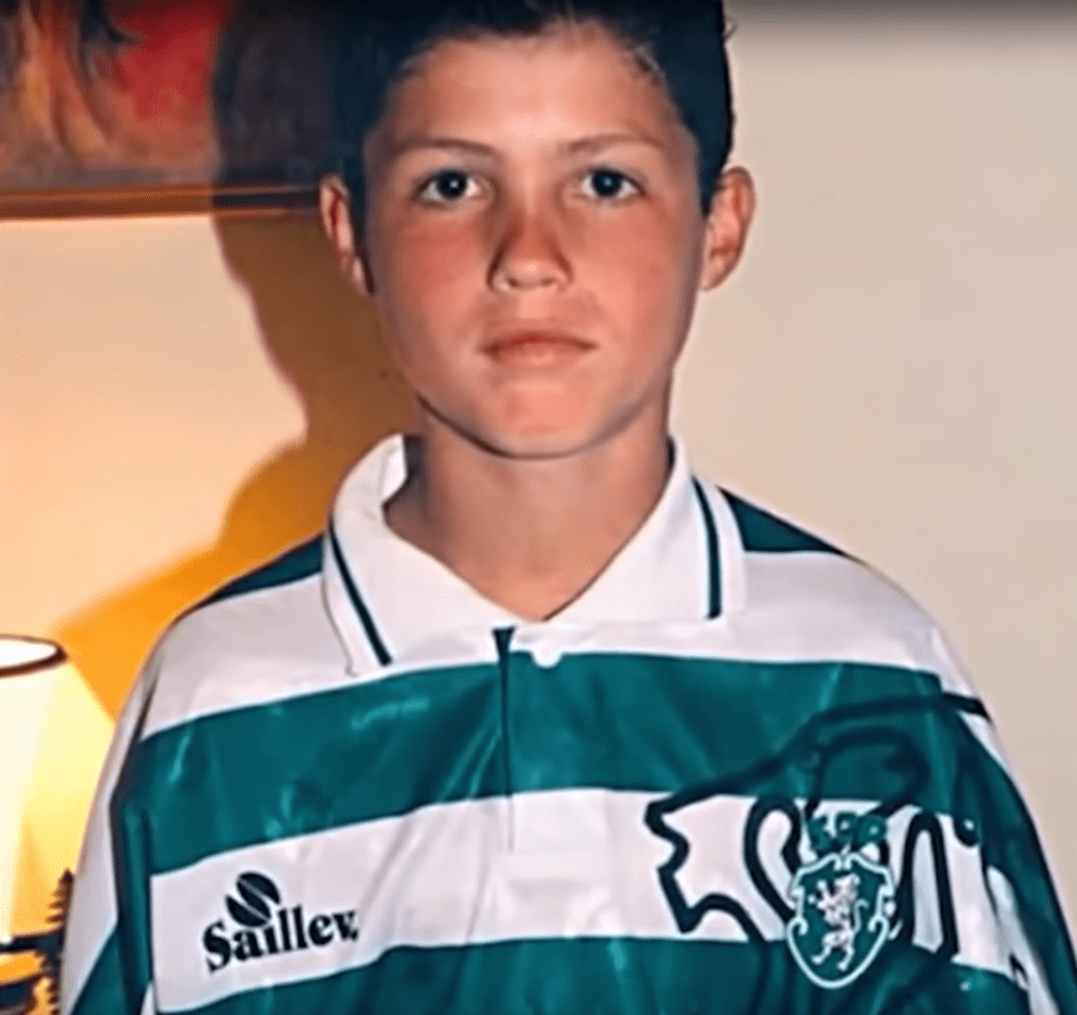 英超球队曼联进行一场友谊赛,比赛中一位头顶卷发,带着几搓黄毛的少年