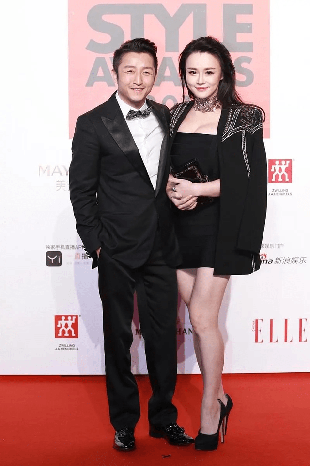 原创冉莹颖个子小但丰满穿黑色抹胸连衣裙披西装大背头气场a爆
