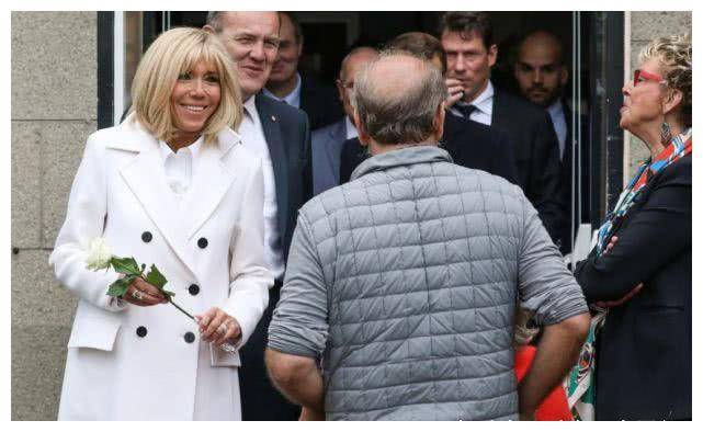 笑容满面真年轻,哪像65岁的奶奶_布里奇特_马克龙_梅拉尼娅