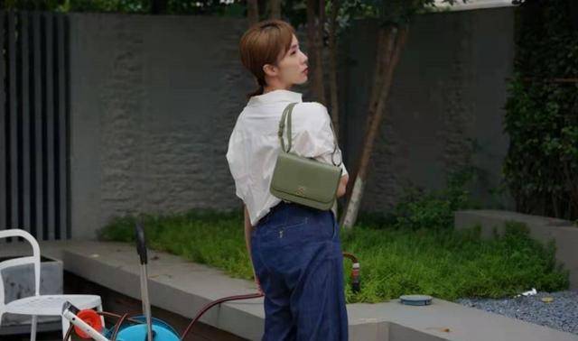 虽然镜头有些远,但孙莉的绝美侧脸还是很养眼,优越下颚线以及天鹅颈也