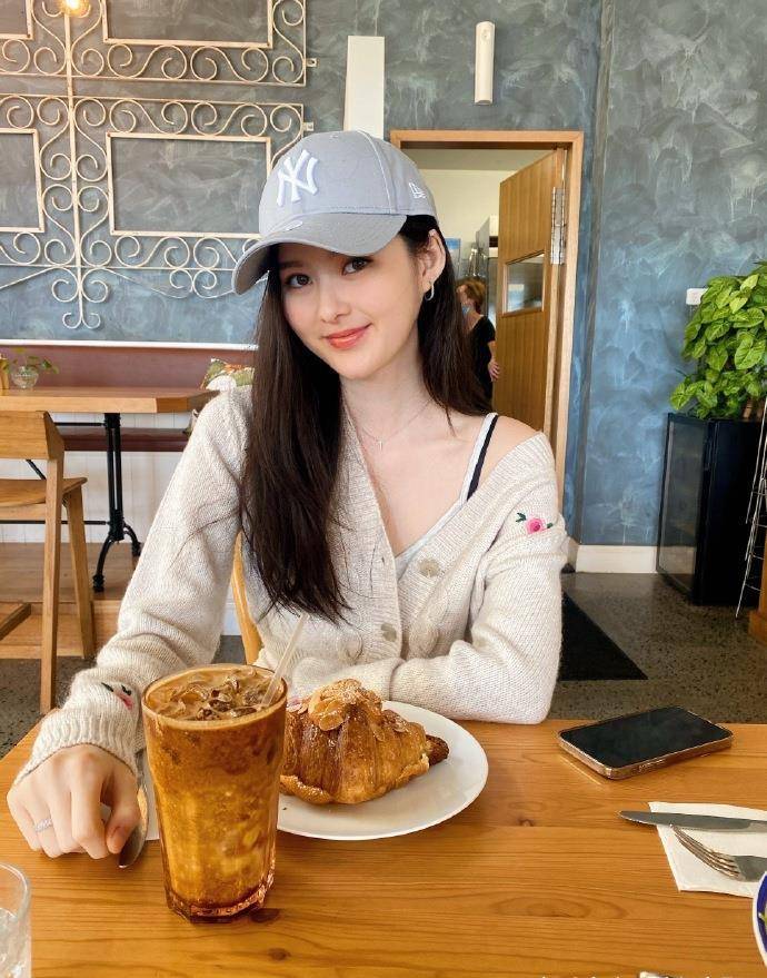 孙芸芸20岁女儿廖思惟,健康洋气落落大方,真人间富贵