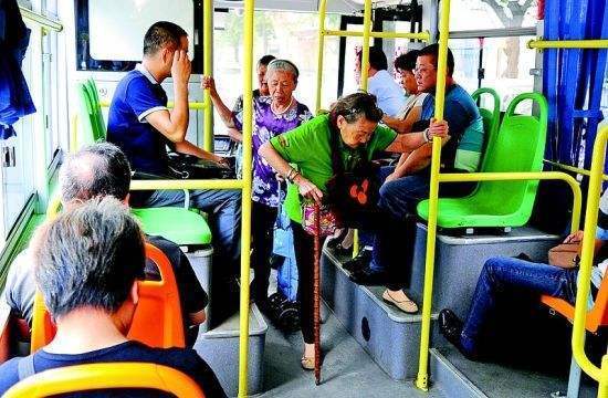 日本姑娘到中国旅游，公交上看到这一幕不解，中国人都这样吗？