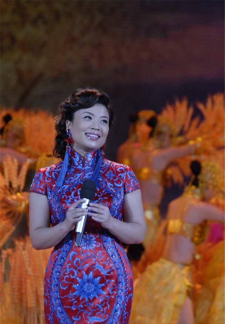 岁了,这个级别的张艺谋年纪不大,但有着独特的女性魅力,其实作为歌手