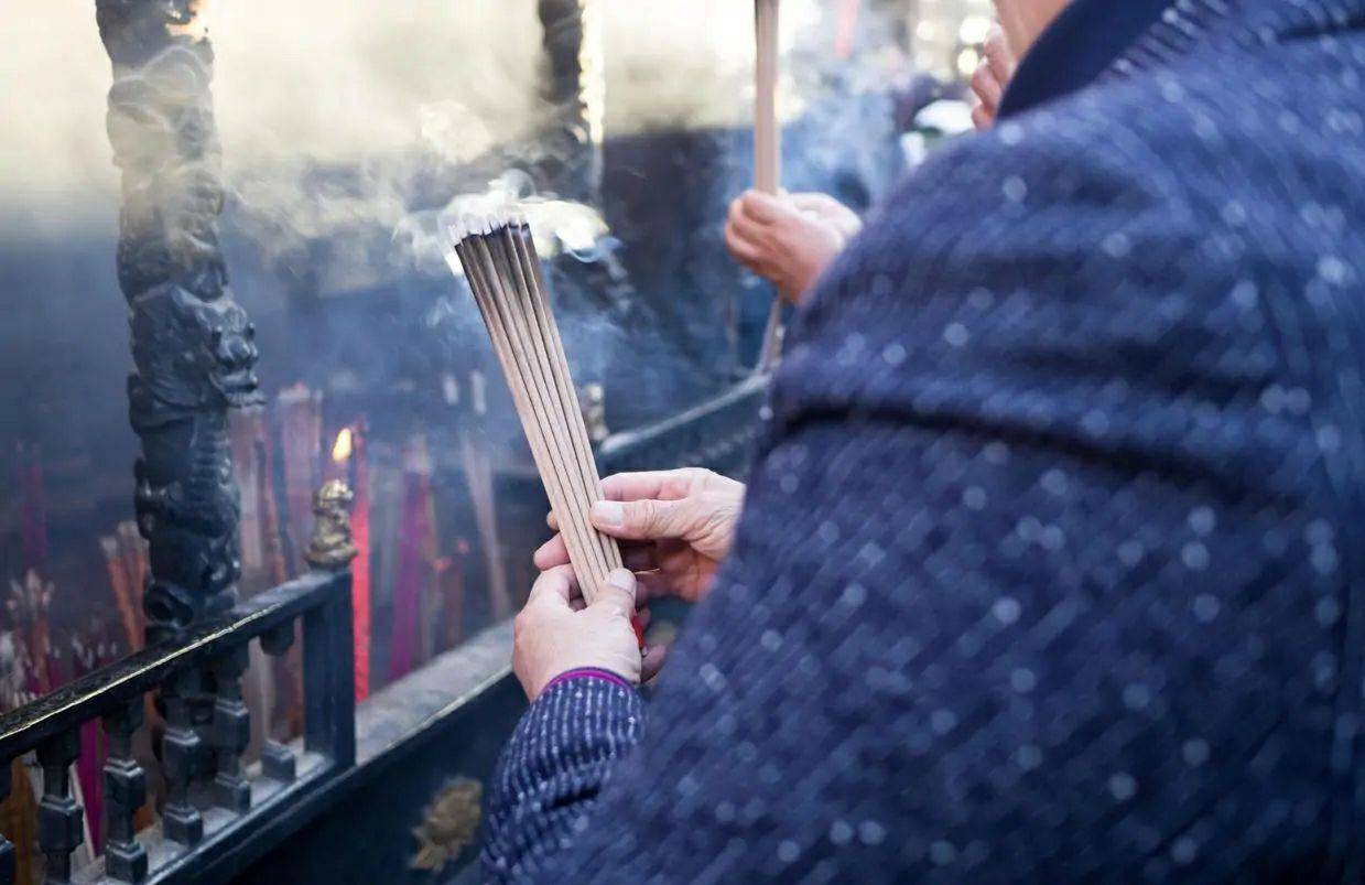 原创去寺庙烧香拜佛时这五个禁忌要知道不清楚的可以看看