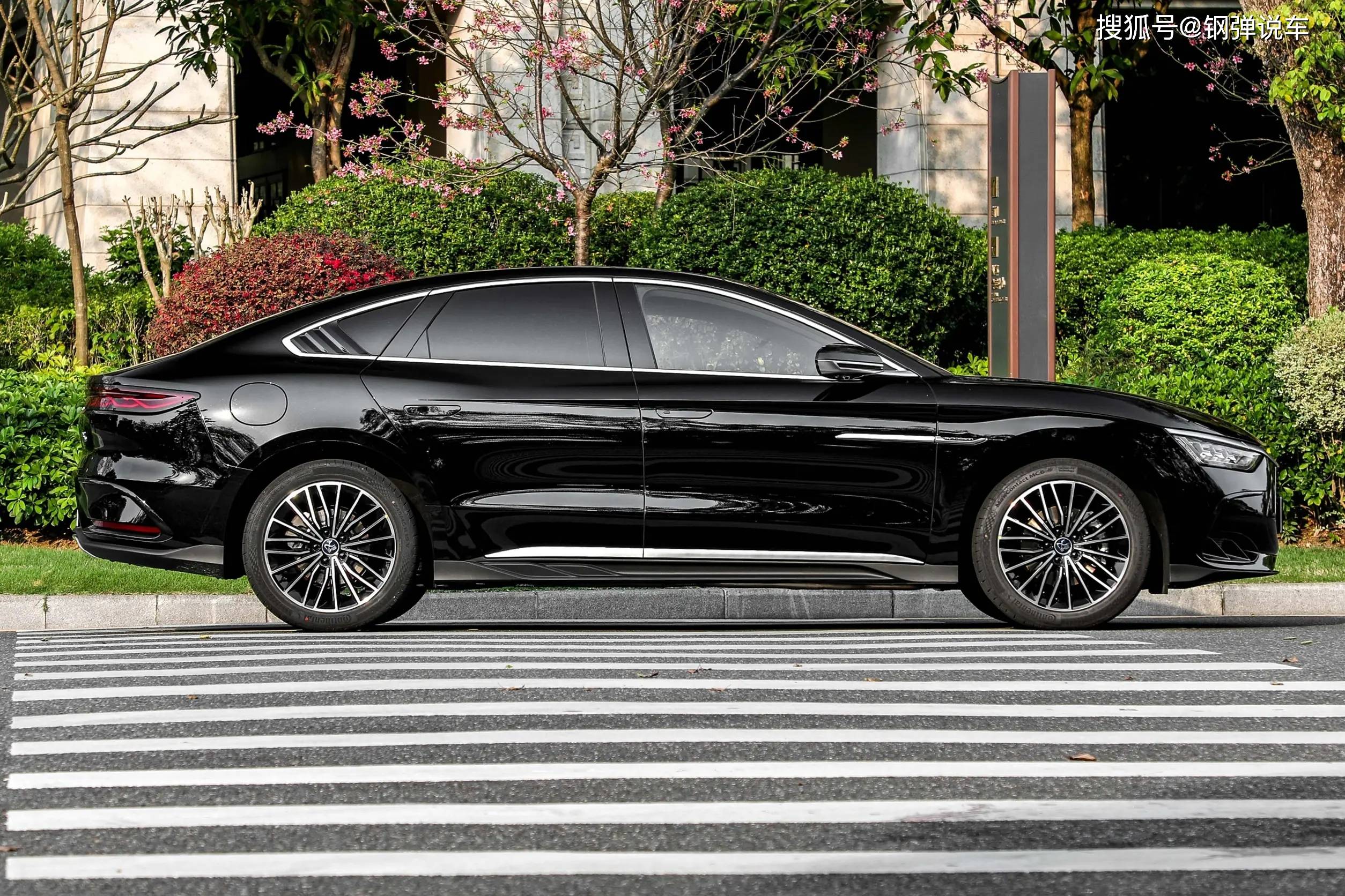 售价21.58-32.98万,2022款比亚迪汉ev/dm上市,安全舒适动力强