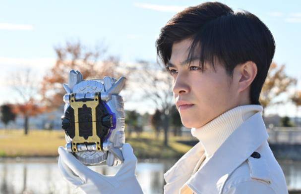 原创假面骑士零一哉亚社长竟是45岁大叔永远年轻令网友羡慕