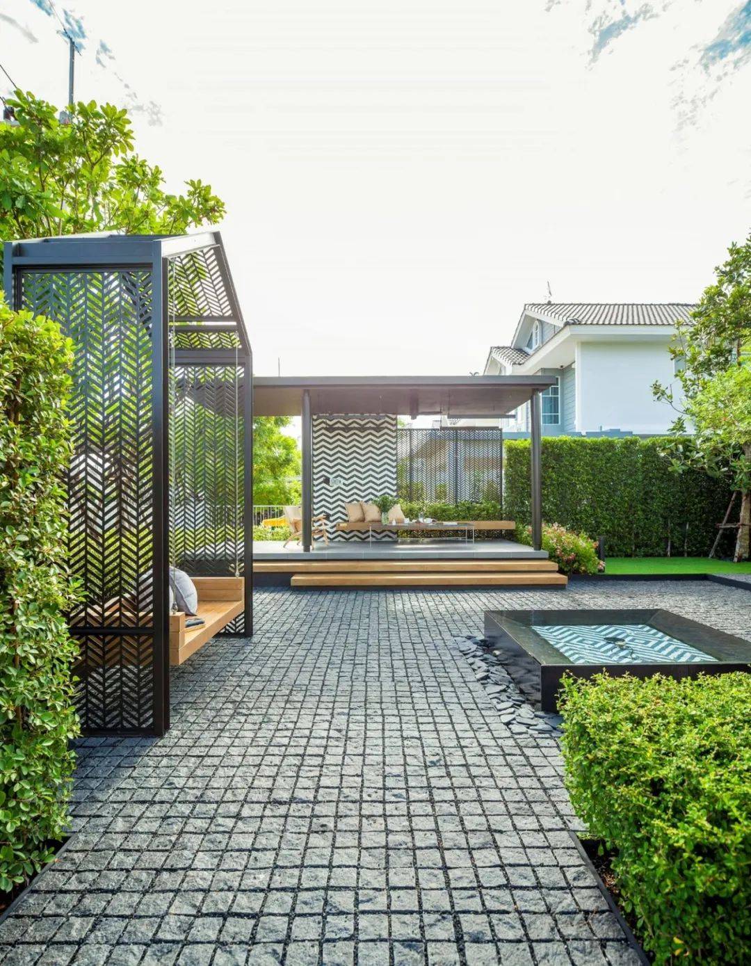 花园的另外一段,设计了一个小型的吧台,夏日里可以在外面享受美食和