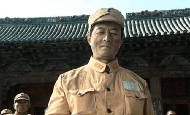 亮剑旧版vs新版同是常乃超奔跑一个故作镇定一个真害怕了