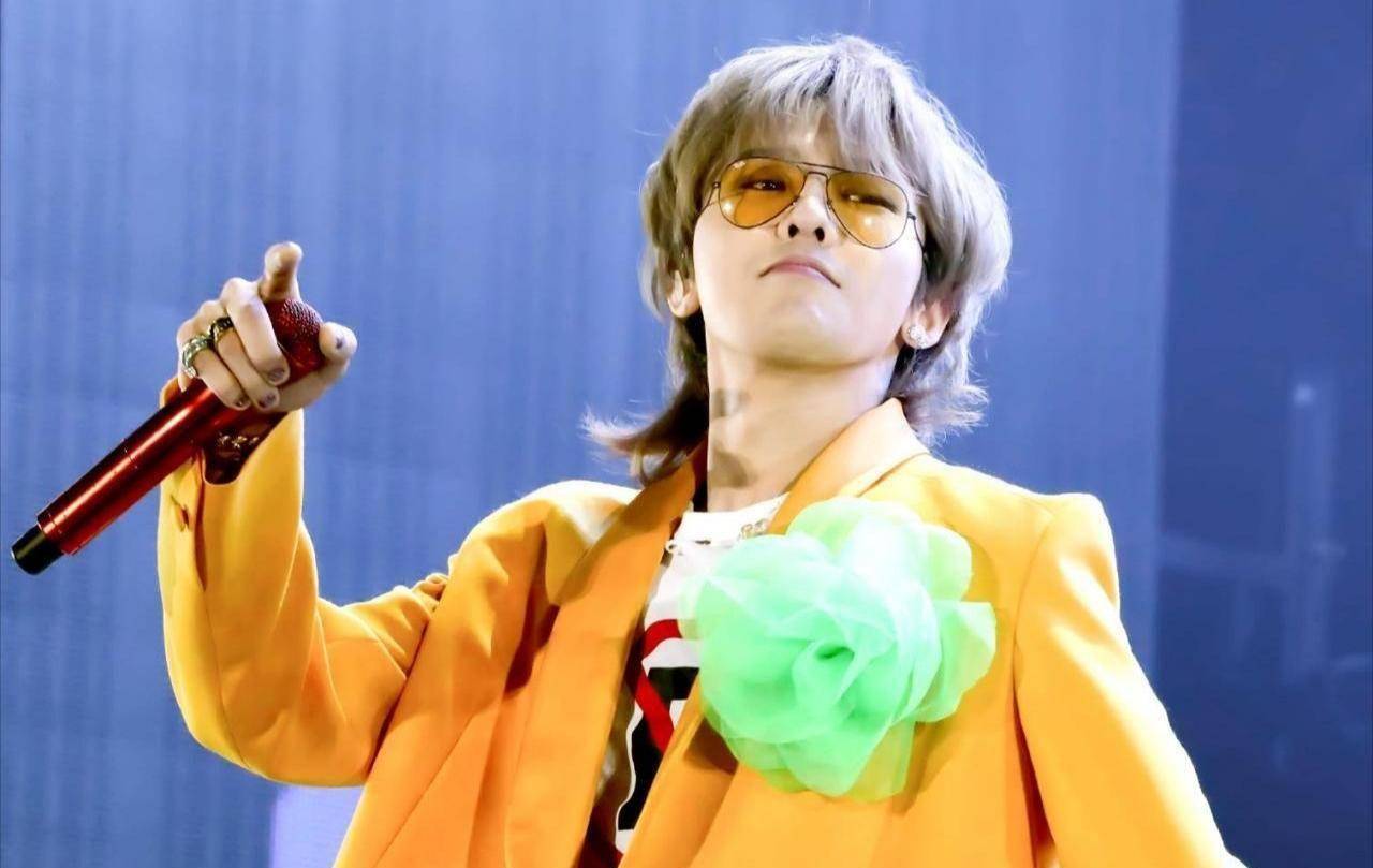 权志龙近照曝光独自现身名品店穿短袖戴毛线帽再现gd风格