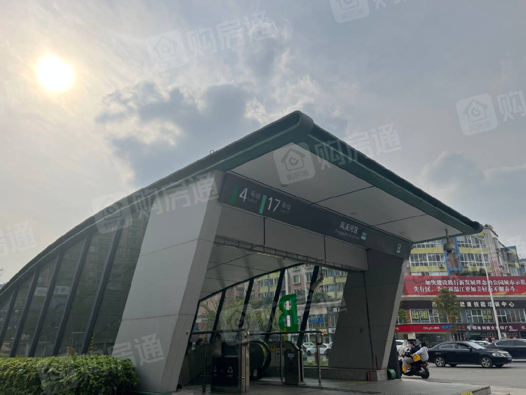 交通方面,项目周边有多个地铁站,距离较近的凤溪河地铁站直线距离约