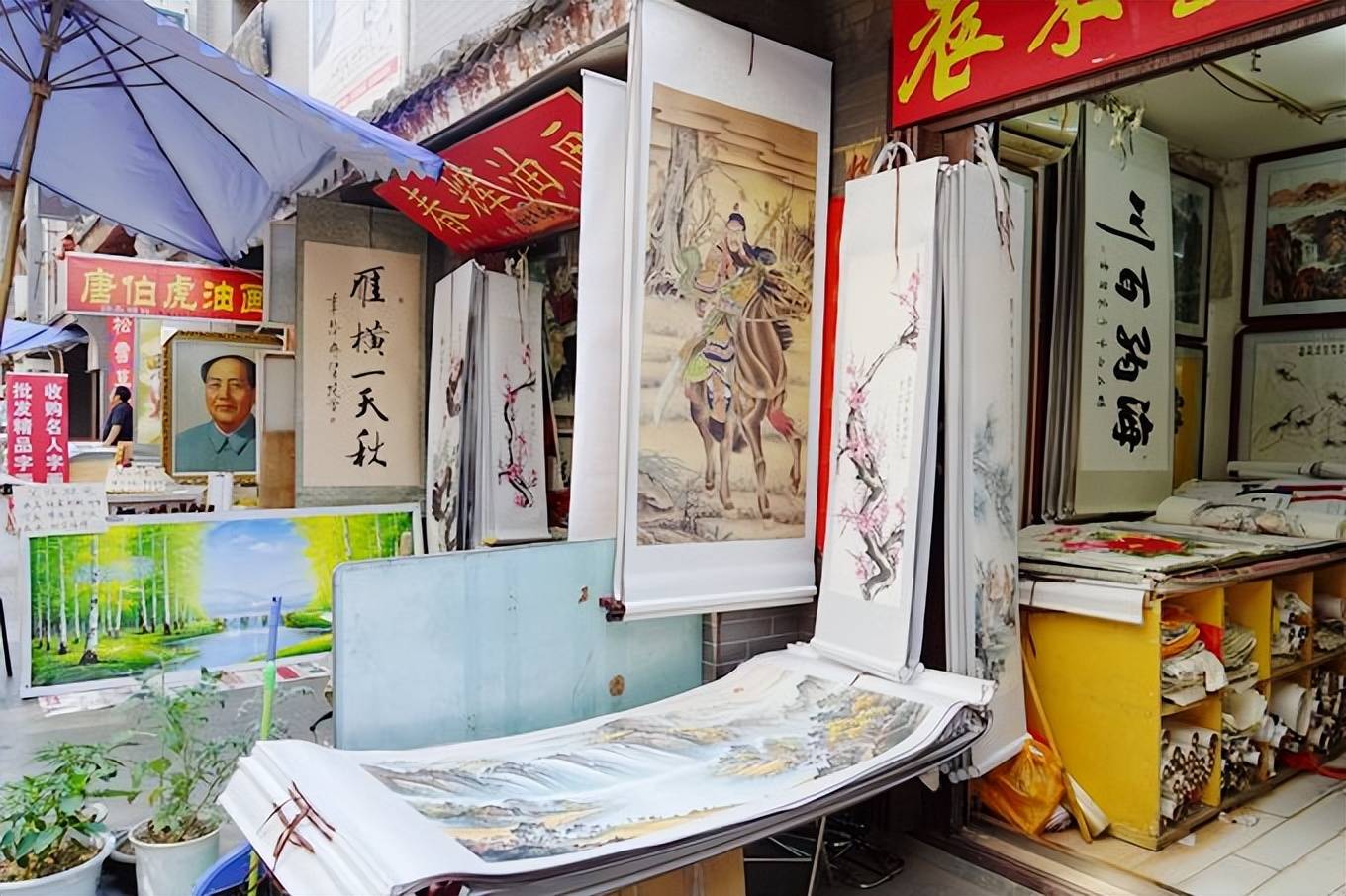 或许是因为"当代草圣"于右任曾居于在这里,古街上卖字画的摊位格外多.