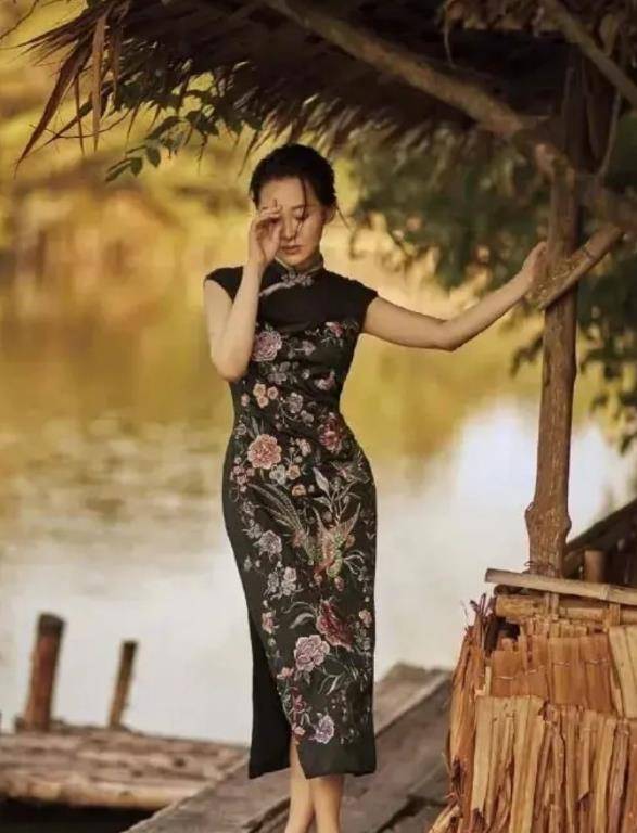 原创50岁许晴多会撩穿旗袍秀紧致身材梨形曲线让人沸腾