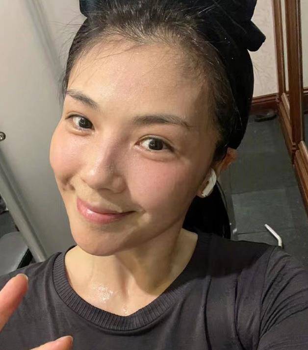刘涛晒跑步后的暴汗照素颜自拍充满青春活力此前深陷婚变风波