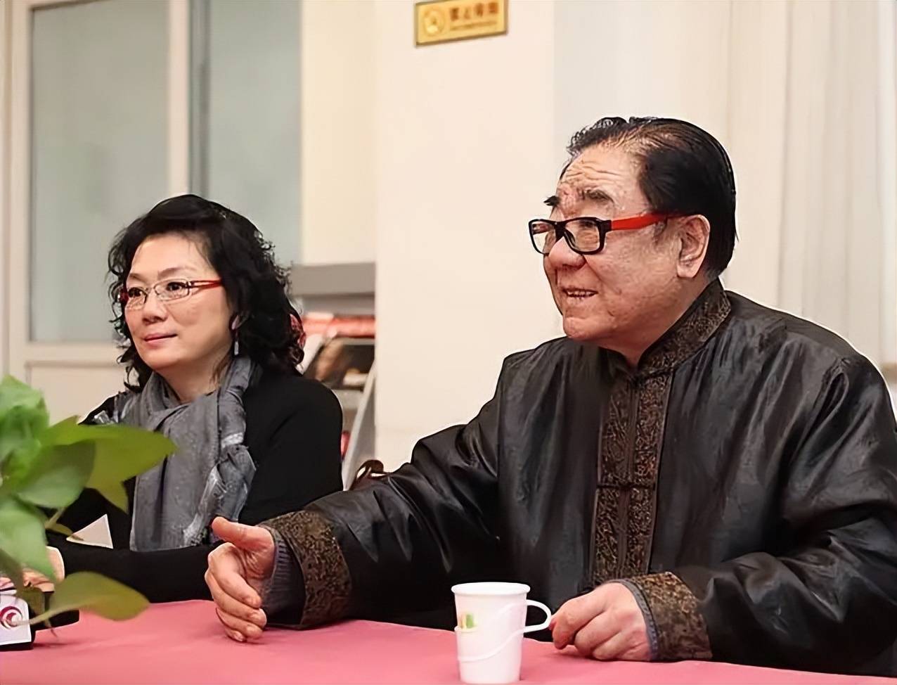 捧得全国"金龙杯"歌手大赛民族唱法专业组的金龙杯,于是被金铁霖慧眼