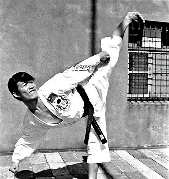 1973年的《潮州怒汉》,搭档林凤娇,摇身一变成为武打巨星.