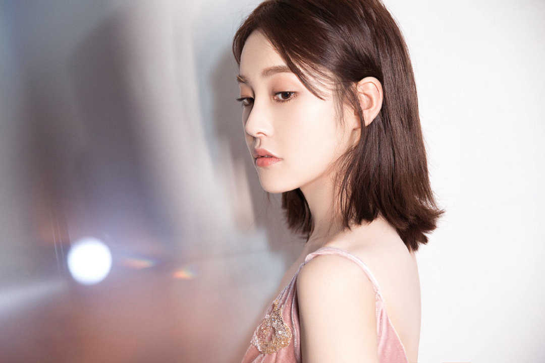 原创张佳宁美得像仙女一样穿粉色吊带连衣裙亮相锁骨发洋气又清新