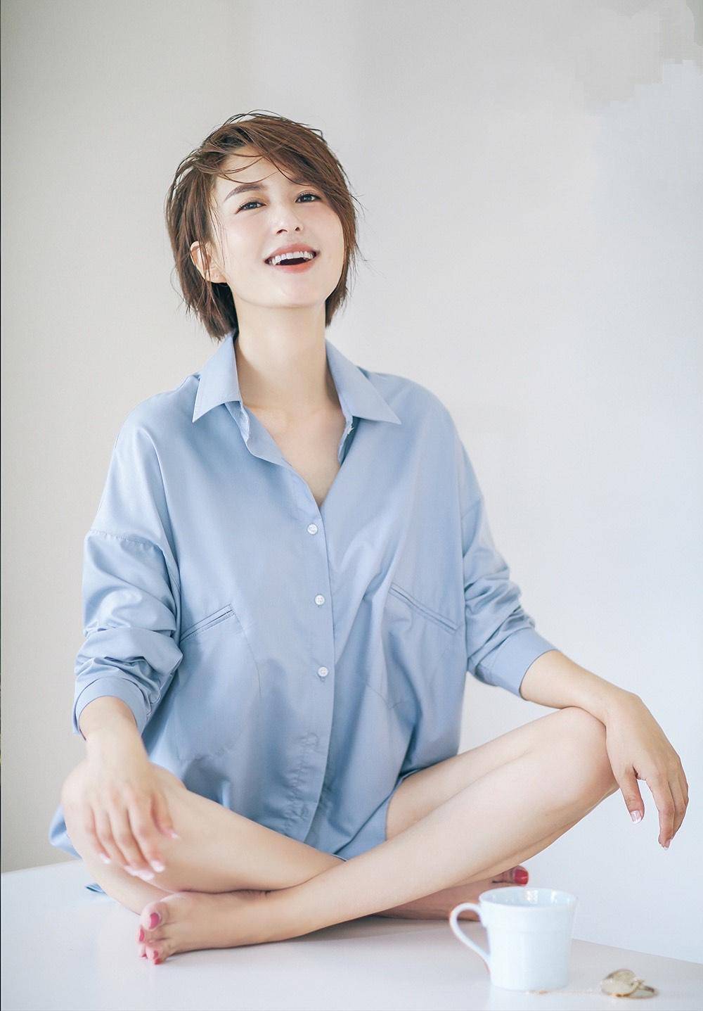 原创张蕾罕见写真只穿淡蓝色衬衫凹造型凌乱短发气质惊艳太撩人