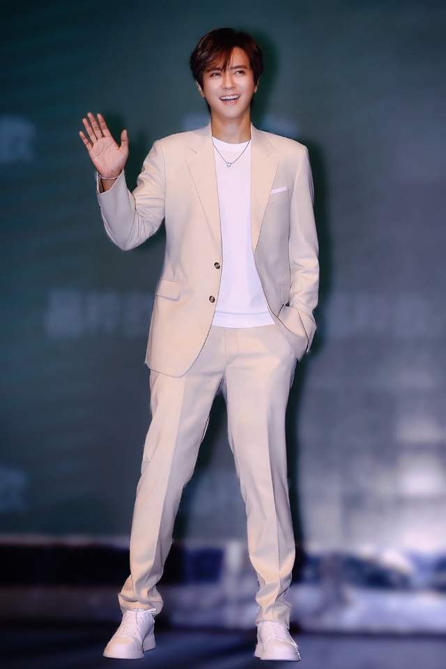 当天出席活动的罗志祥身穿一身米色的西装,而且举手投足之间仍然是