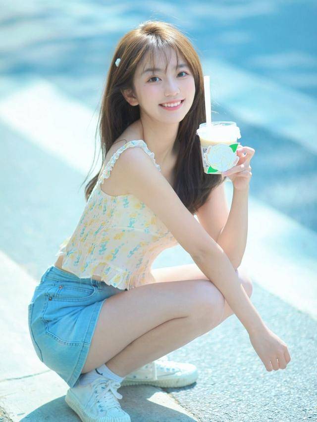 法式碎花吊带背心搭配牛仔短裤美女的青春烂漫让人多么羡慕