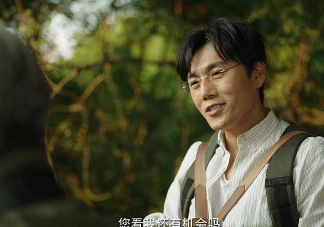 秦昊最近出演的《隱秘的角落》,裡面有一集就出現了《小白船》的歌曲.