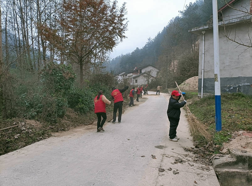 城固县五堵镇郑家坝村整治人居环境提升乡村颜值