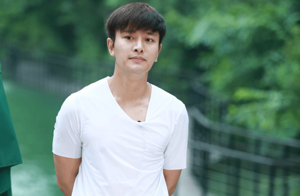 原创贾乃亮38岁生日坐小船晒自拍没有李小璐的日子显得很孤单