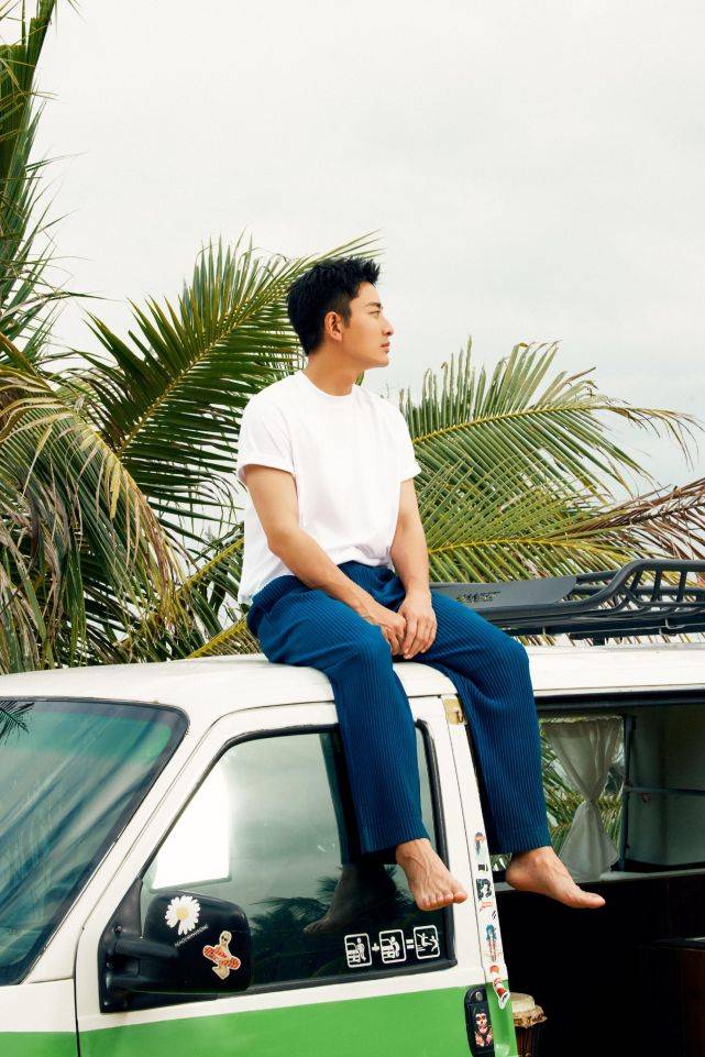 贾乃亮晒照庆38岁生日泛舟江中超惬意帅气阳光尽显少年感