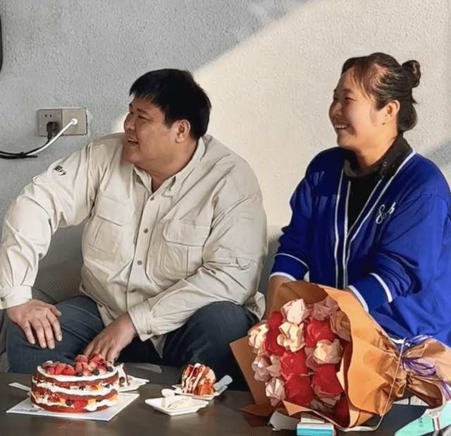 270斤与梁红庆结婚八周年百万豪车车牌抢镜甜蜜喂食好恩爱