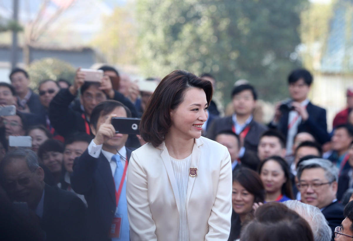 原创董卿不愧是优秀主持人一身浅色系穿搭真优雅锁骨发造型更洋气