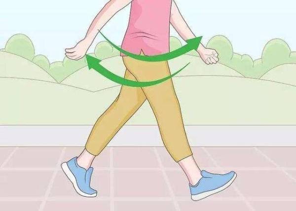 3,用脚后跟健走:用健走的方法来锻炼身体,在健走时可以迈开大步,脚