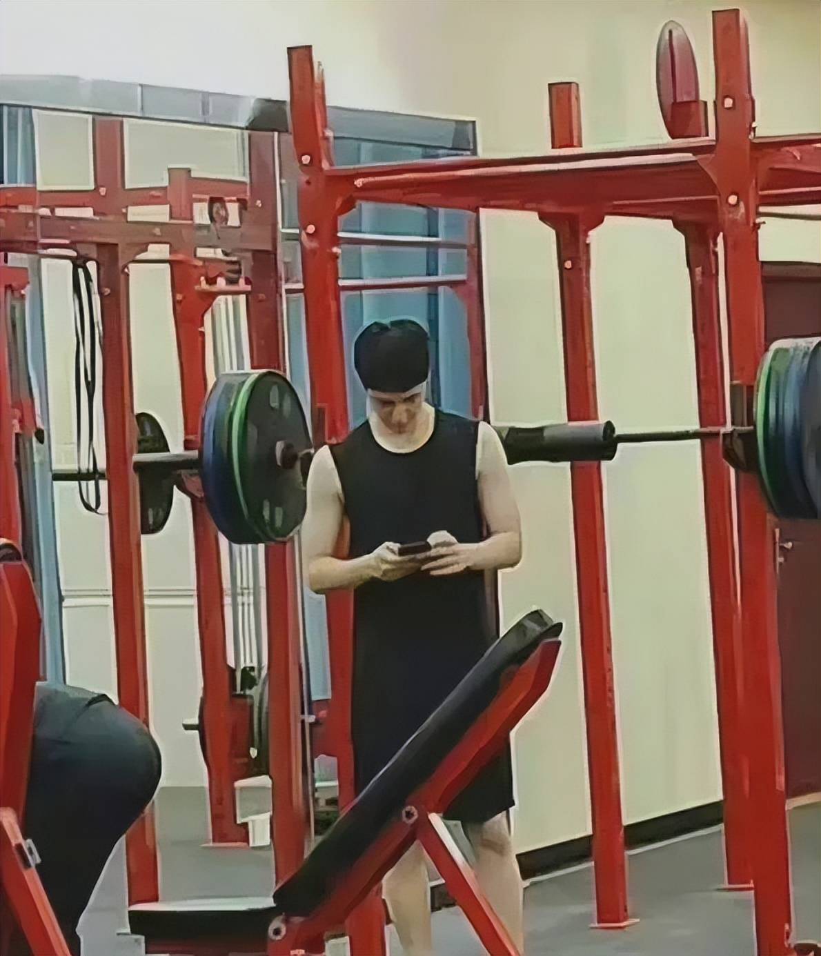 王一博现身健身房罕见展现好身材网友却大呼不要举铁