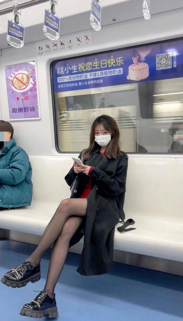 地铁上的丝袜美女身材还不错双腿匀称修长搭配小短裙好看