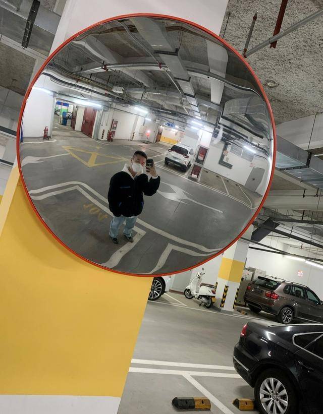 前几天的时候,外出扔垃圾的杨九郎发现了好玩的凸面镜并晒出了动态小