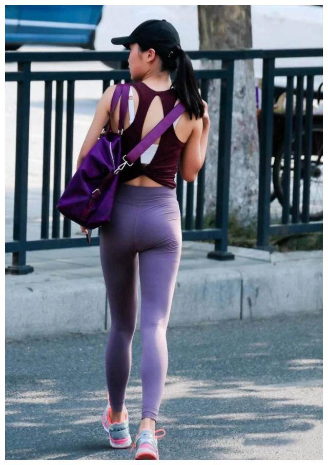 原创街拍打底裤小姐姐在细节中彰显美秀出纤细的腿部