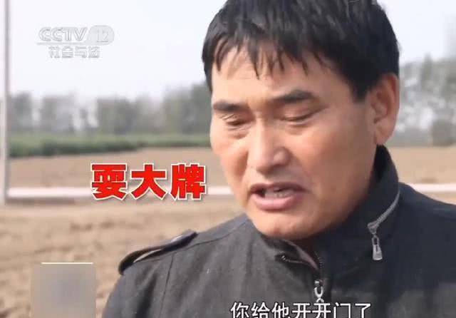 什么是骚扰,在他眼里都是追捧,没有办法傻子有傻福