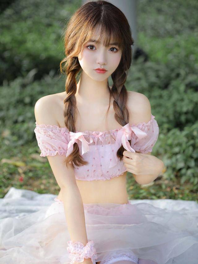 粉色抹胸搭配粉色短裙轻纱薄裙给人唯美的感觉美女漂亮纯欲