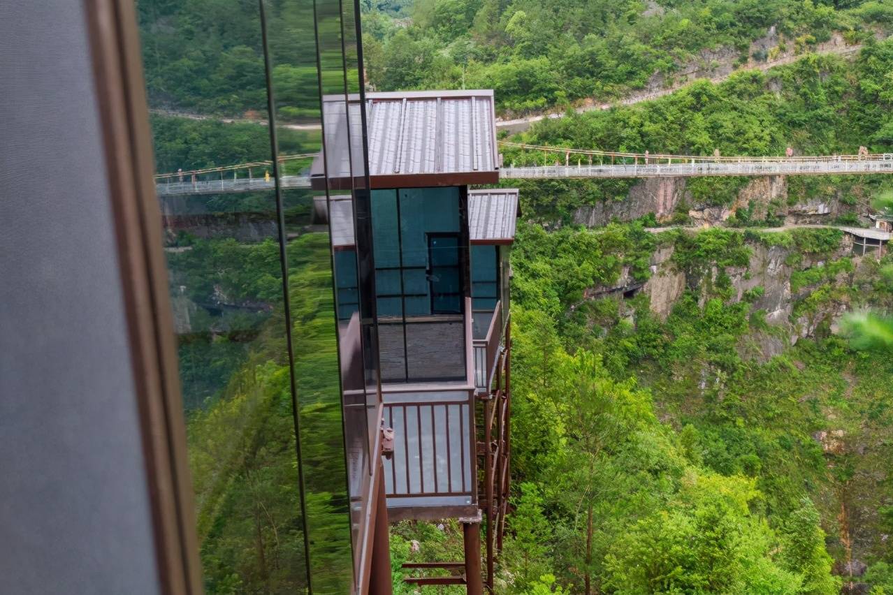 原创湖北悬空酒店位于地心古景区大门口依山而建地势崎岖
