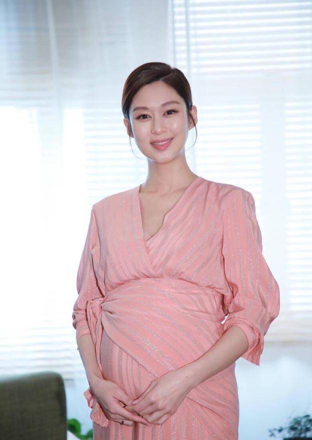 原创岑丽香孕期照好有韵味身穿粉色裙甜美优雅充满温柔母性魅力