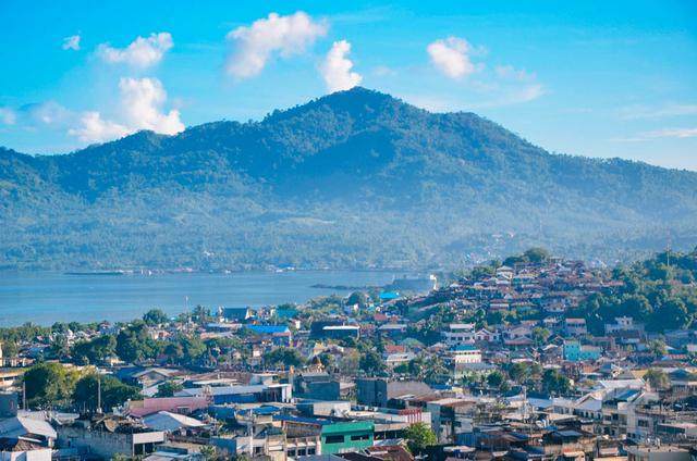 她是印度尼西亚北苏拉威西省(north sulawesi)首府,位于该省的东北部.