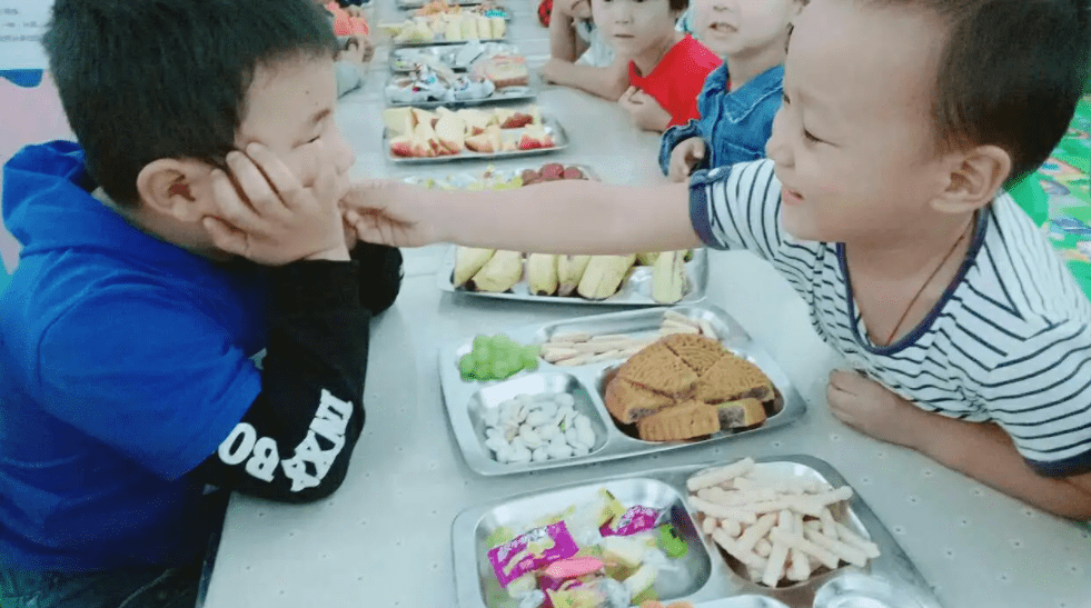 小孩吃零食中毒图片图片