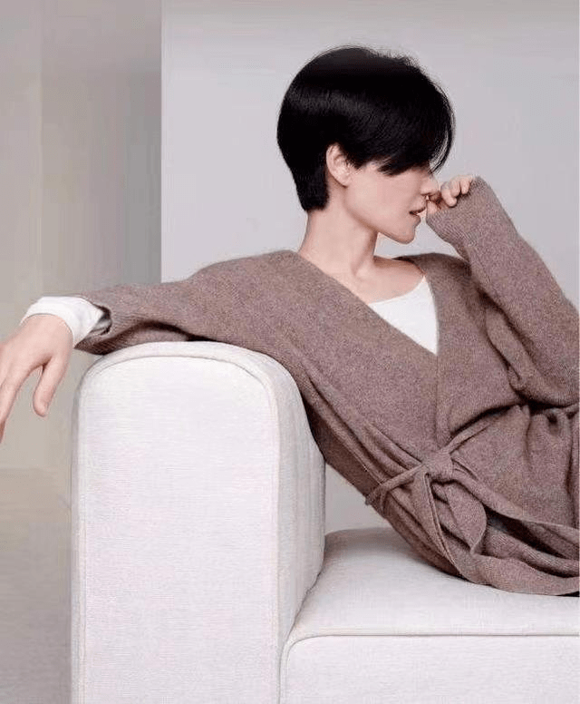 原创52岁王菲越长越嫩了新广告穿针织衫在花海里跳舞少女身材吸睛