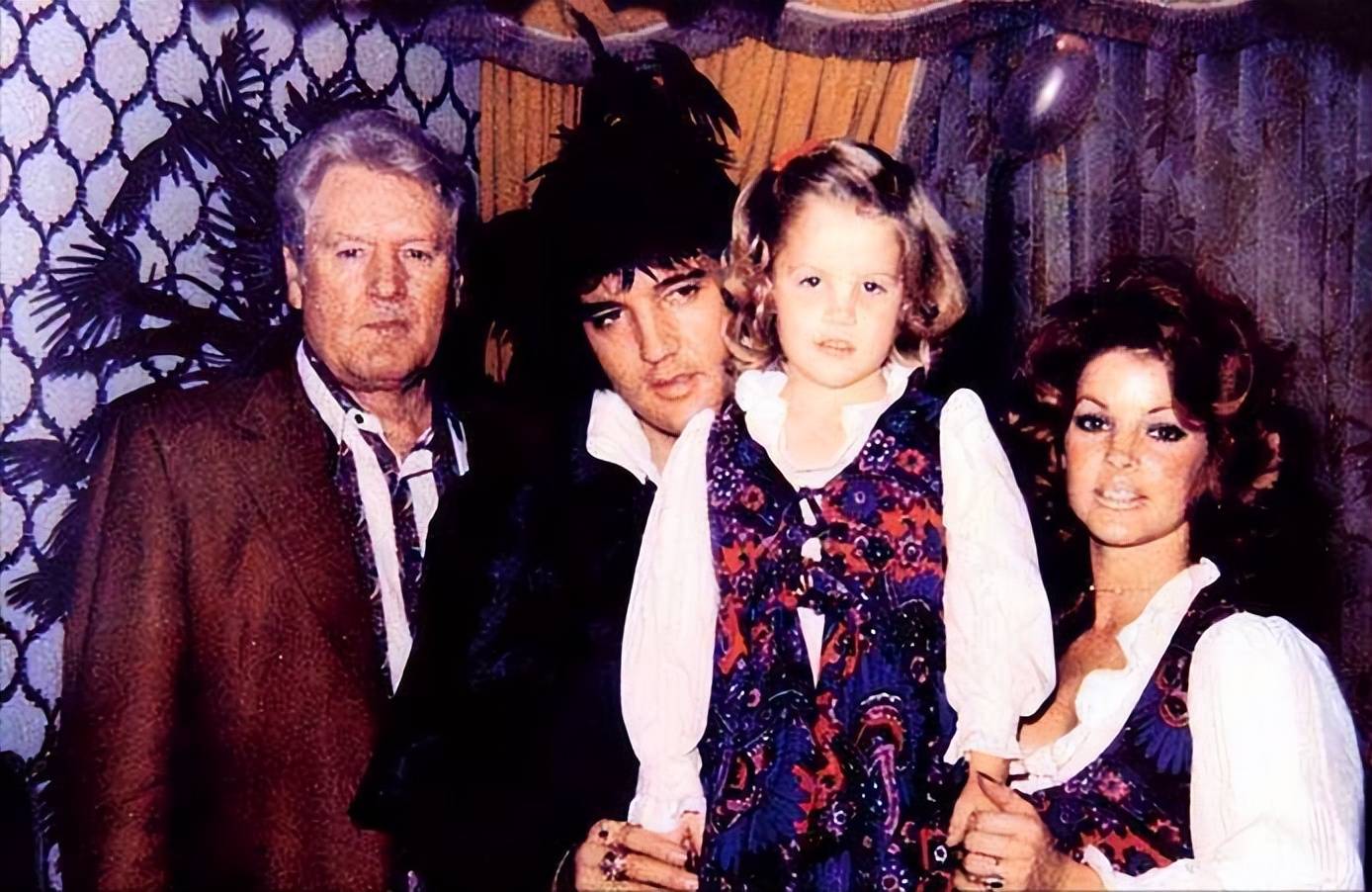 根据粉丝透露,在猫王离婚后,丽萨·玛丽被判给普瑞希拉抚养.