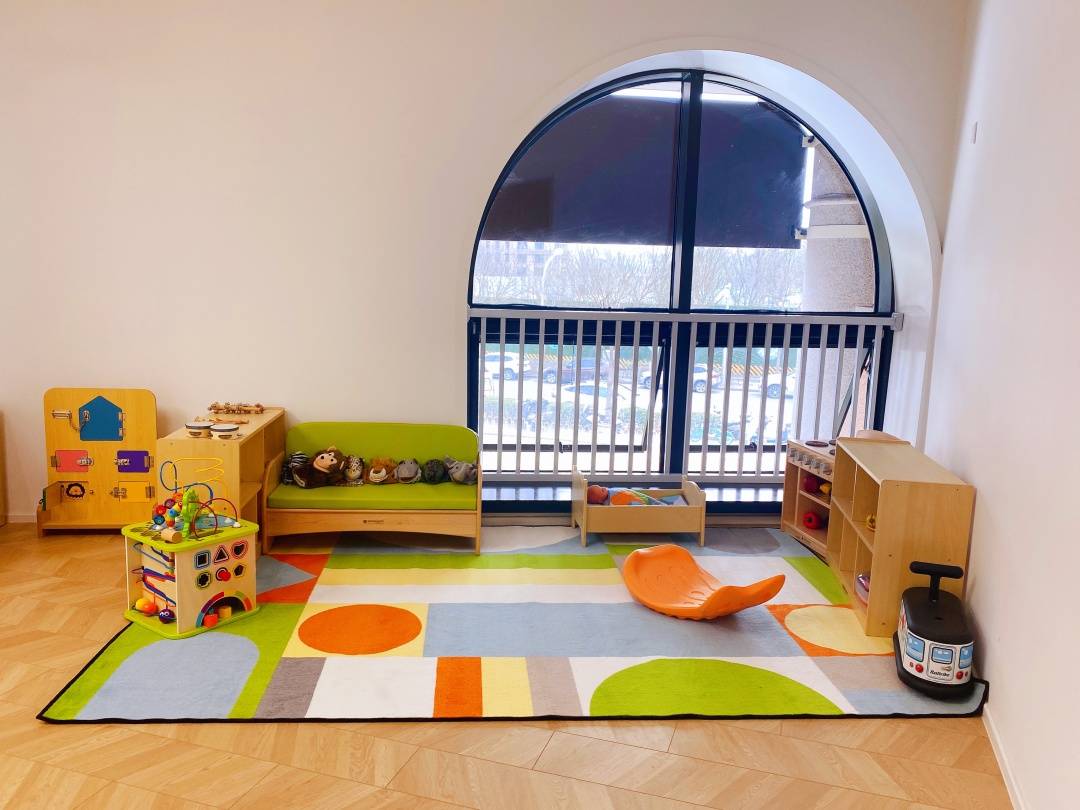 中心 室 建筑面积达500平,拥有3间托育教室 1间大运动教室, 生均及