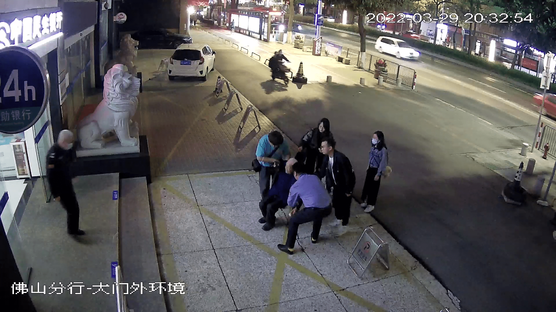 老人确认自己身体无恙,并从随身携带的背包里找出一张身份证和两张