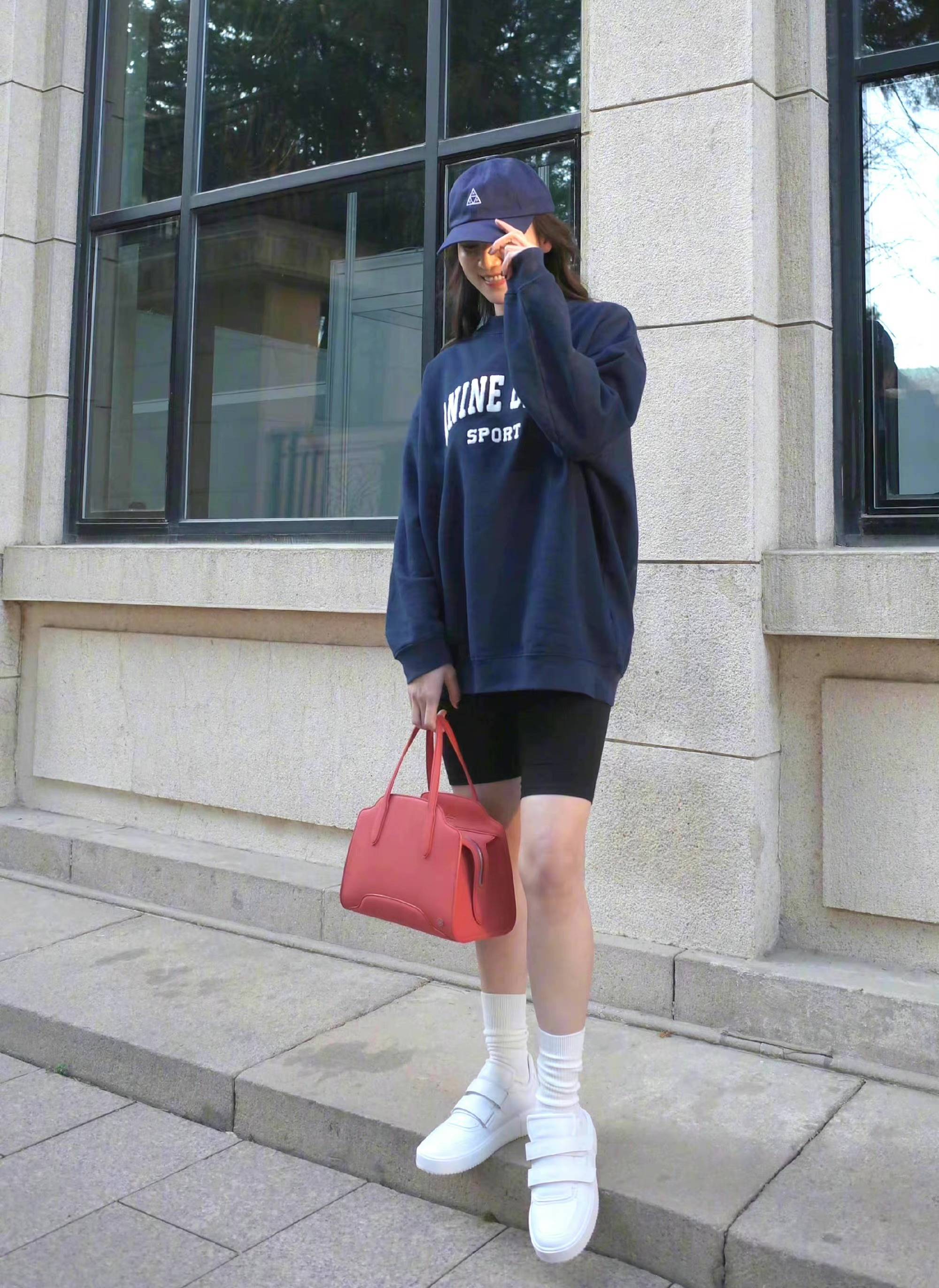 张小斐光腿走机场清凉搭配像没穿裤子幸亏腿白还好看