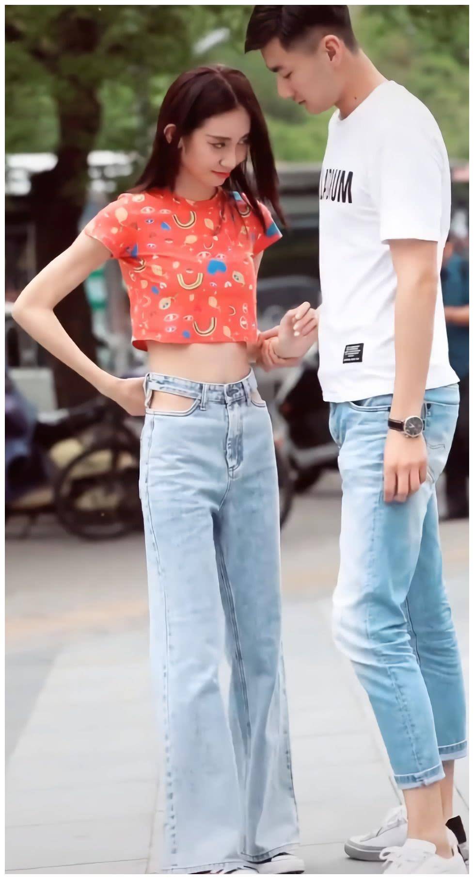 原创情侣街拍男生比女生高半个头女生腿却更长全因t恤选得好