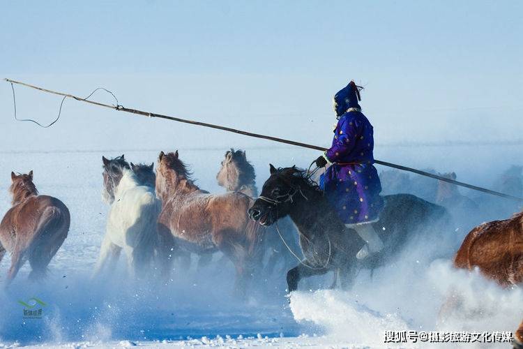 风雪草原上的蒙古族套马
